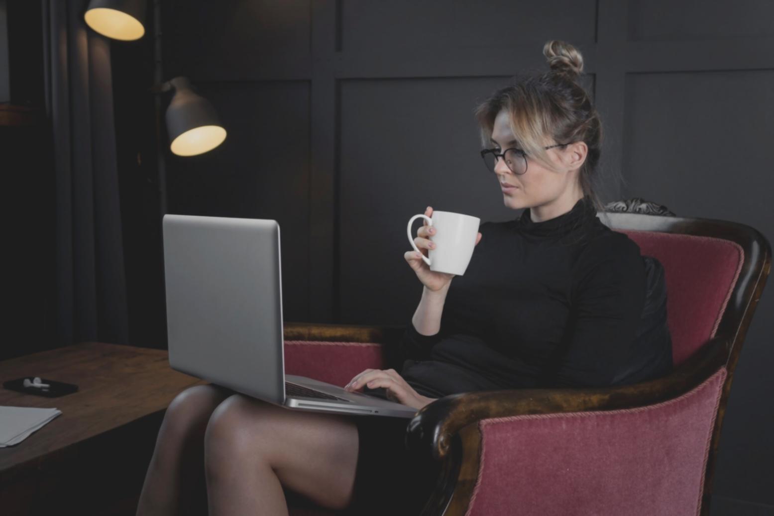 Análisis de datos financieros en pantalla mostrando gráficos y tendencias