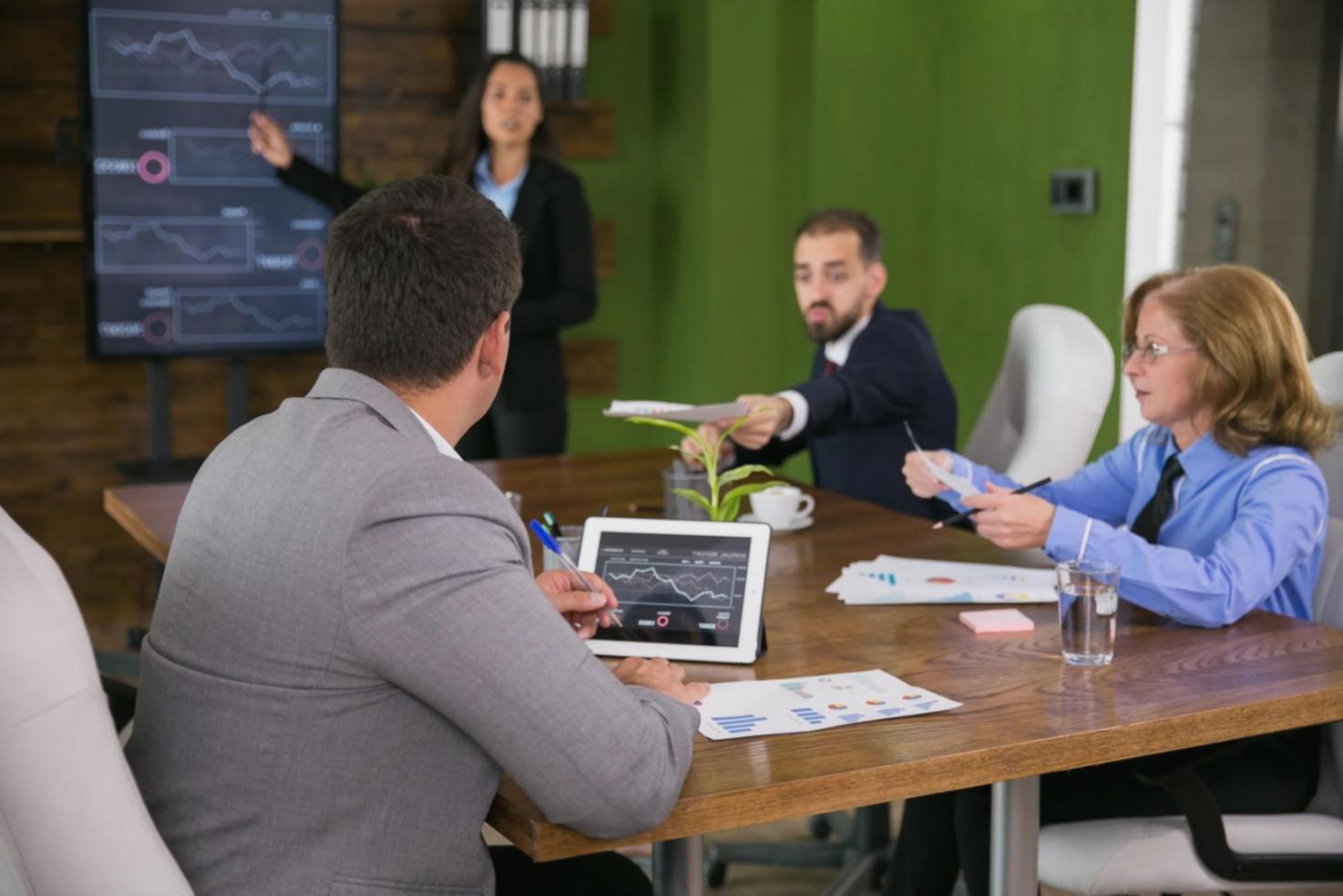 Equipo de trabajo colaborando en planificación presupuestaria